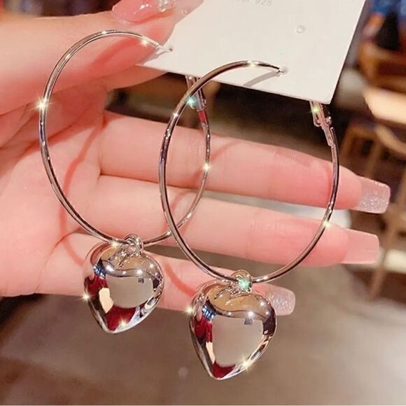 🖤 Beautiful silver hoops with puffy silver hearts. 🖤 - Picture 3 of 5
